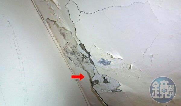 鄰損戶的屋頂、牆壁受到拆屋的強震影響，產生嚴重龜裂。