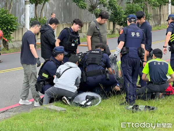 ▲基隆外木山有人持西瓜刀，遭警方制伏。（圖／記者郭世賢翻攝）