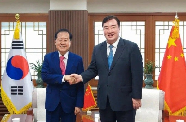 ▲大邱市長洪準杓（左），中駐韓大使邢海明（右）。（圖／翻攝自微博）