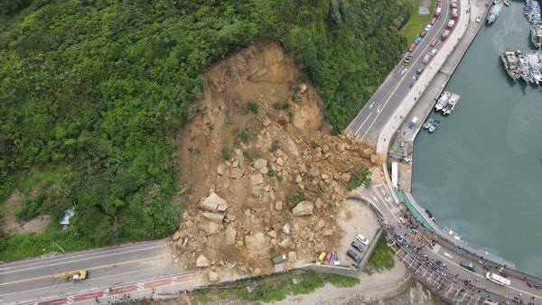 ▲▼▲潮境公園大橋入口處土石崩落，公路局證實有6車受困、2人受傷。（圖／公路局提供）