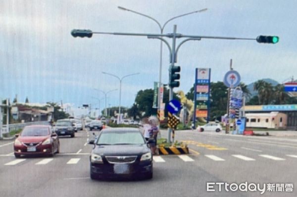 ▲枋山鄉自小客車與機車交通事故            。（圖／記者陳崑福翻攝）