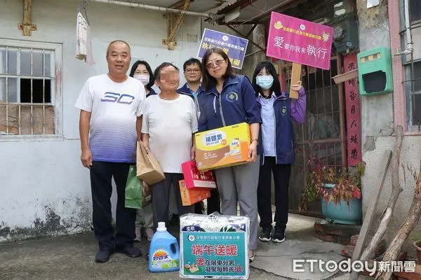 ▲屏東執行分署長柯怡如致贈物質給蔡姓阿伯            。（圖／記者陳崑福翻攝）