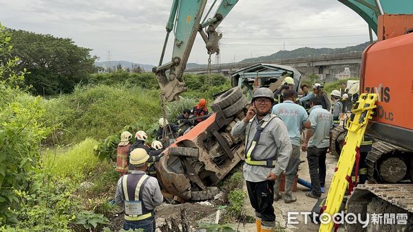 ▲▼男子駕駛堆高機不慎跌落，一度受困1公尺深泥地，幸僅腿部受傷送醫             。（圖／記者陳以昇翻攝）