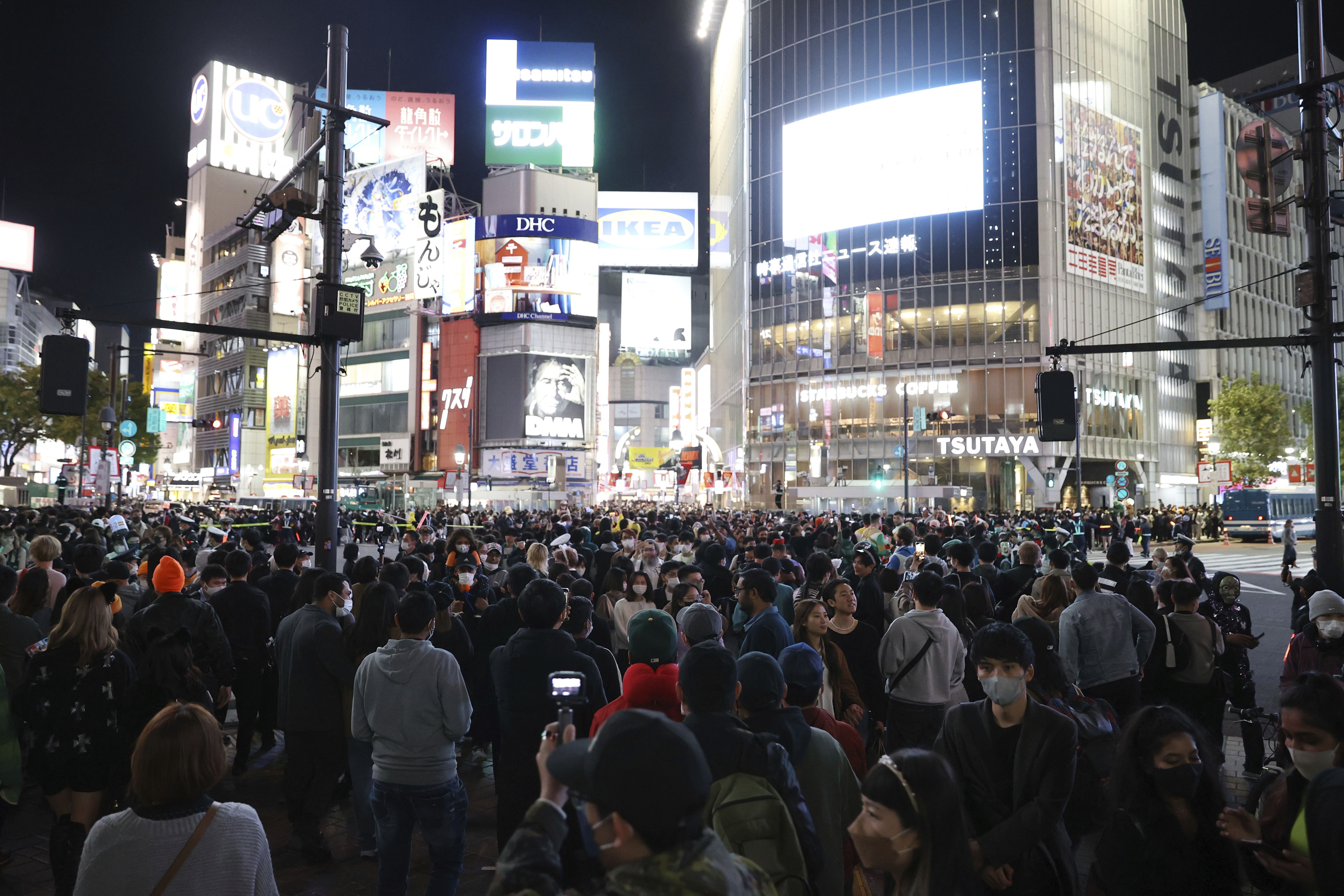 ▲▼東京澀谷站2022年萬聖節谄谀大批东说念主潮 制服丝袜。（圖／達志影像／好意思聯社）