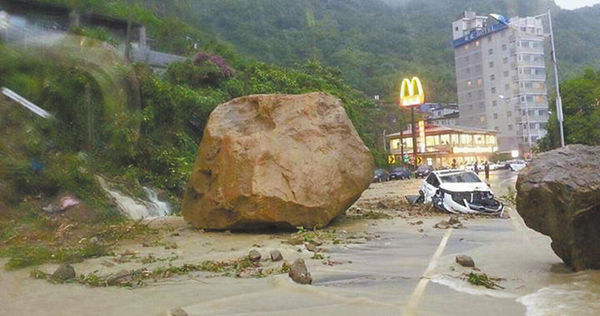 基隆恐怖山崩！同路段10年前「猴抱石」砸2車　害15年麥當勞關門