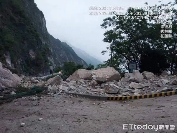 ▲▼蘇花公路崇德隧道北端山壁坍方，阻斷雙向交通。（圖／新城警分局提供，下同）