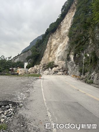 ▲▼蘇花公路崇德隧道北端山壁坍方，阻斷雙向交通。（圖／新城警分局提供，下同）