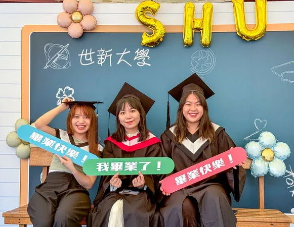 圖一：世新大學校園布置多處造景歡送畢業生。（圖／世新大學提供）