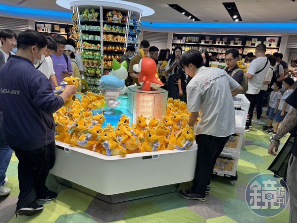 台灣寶可夢中心今天將「大器晚成」快龍絨毛玩偶補齊，網路上的黃牛價格持續崩跌中。（讀者提供）