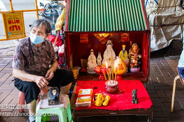 ▲▼香港銅鑼灣鵝頸橋打小人，打得又響又解氣打走小人迎貴人。（圖／史努比提供）