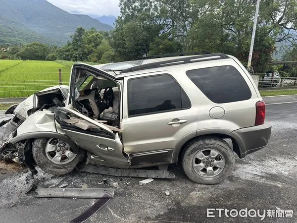 ▲▼男子駕車疑似失控自撞測速照相桿，再撞變電箱，造成車頭全毀。（圖／民眾提供，下同）