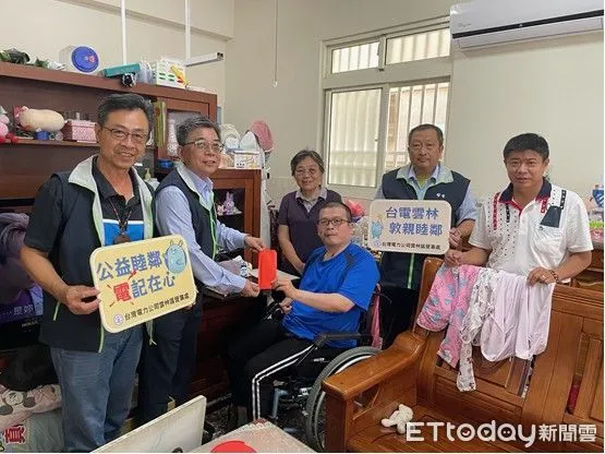 ▲台電雲林區處龔良智處長，前往個案家中慰問。（圖／記者蔡佩旻翻攝）