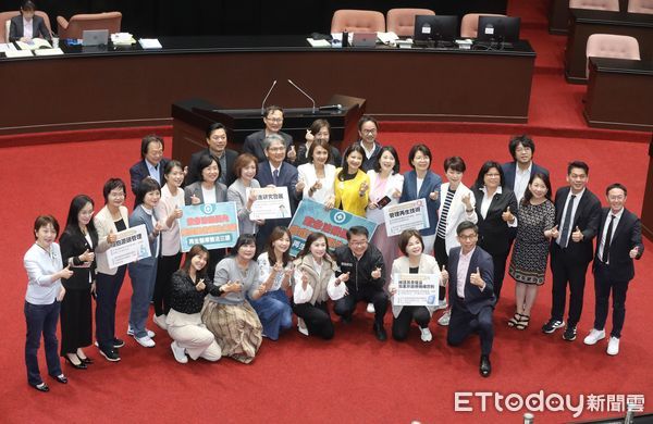 ▲▼再生醫療法三讀 朝野立委各自合影留下見證 立法院院會。（圖／記者屠惠剛攝）