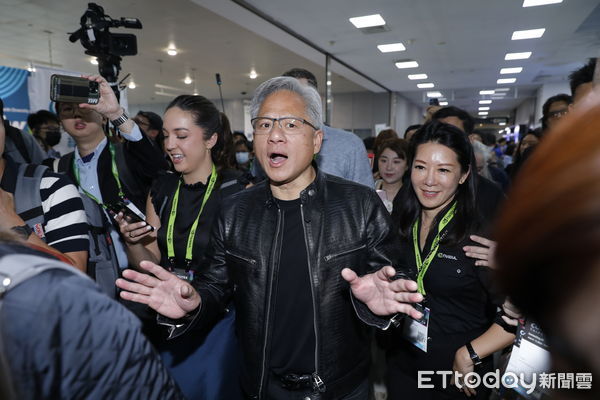 ▲NVIDIA（輝達）共同創辦人暨執行長黃仁勳6/4旋風式參觀2024COMPUTEX，所到之處萬人空巷爭相目睹他的風采。（圖／記者湯興漢攝）