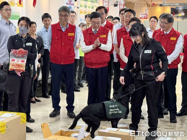 ▲▼行政院長卓榮泰視察台北郵件處理中心查驗國際郵包。（圖／記者李姿慧攝）