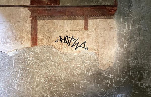 ▲▼荷蘭籍遊客在那布勒斯（Naples）赫庫蘭古城（Herculaneum）的牆壁上用黑色麥克筆簽下自己的名字。（圖／路透）
