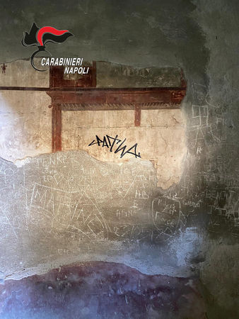 ▲▼荷蘭籍遊客在那布勒斯（Naples）赫庫蘭古城（Herculaneum）的牆壁上用黑色麥克筆簽下自己的名字。（圖／路透）