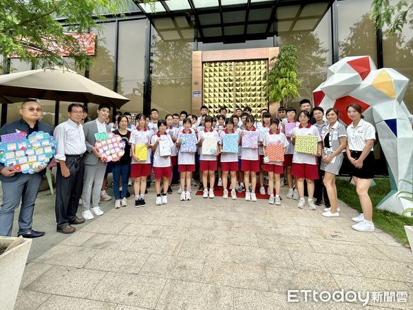 ▲史堤克先生牛排張福田總經理心思掛念著飛中學子，第二次送愛到飛沙國中，讓偏鄉國中畢業生橫越雲林50公里至斗六市親嚐高級牛排大餐。（圖／記者蔡佩旻攝）