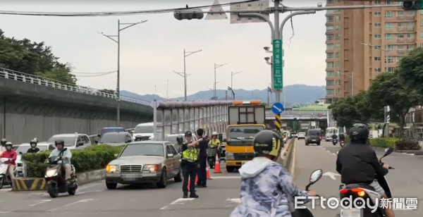 ▲▼             新北永和吊車撞上限高桿，環河東路交管中。（圖／記者陳以昇翻攝）