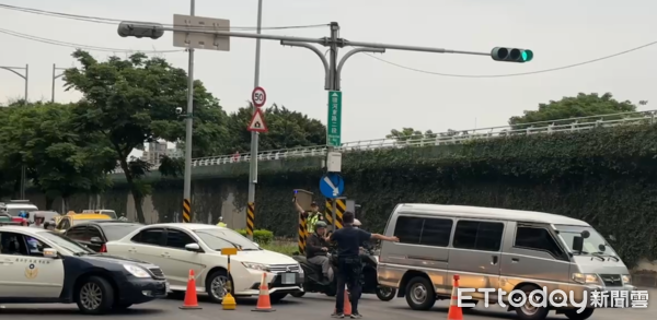 ▲▼             新北永和吊車撞上限高桿，環河東路交管中。（圖／記者陳以昇翻攝）