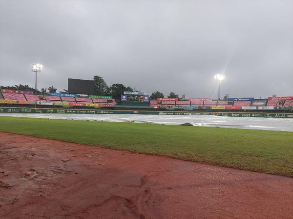 ▲臺南棒球場因雨延賽。（圖／中華職棒提供）