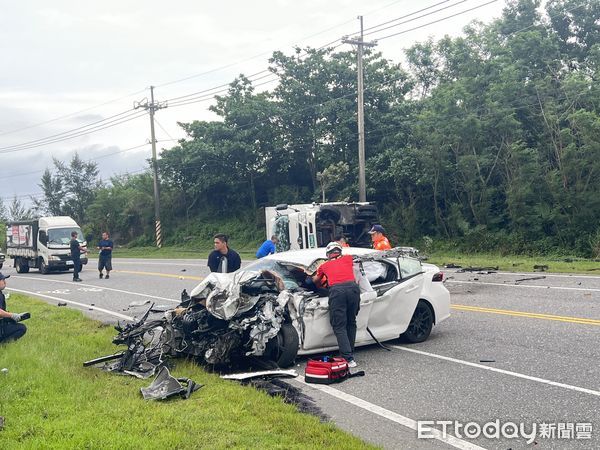 ▲▼強烈撞擊造成自小客車車頭全毀，駕駛手骨折送醫。（圖／吉安警分局提供，下同）