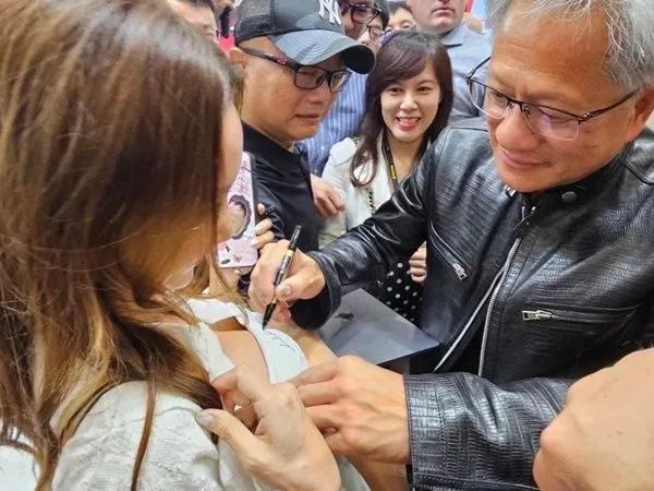 ▲▼黃仁勳遇「女粉絲掀衣挺胸」求簽名　他禮貌右胸前留下三兆字跡。（圖／翻攝游庭皓的財經皓角）