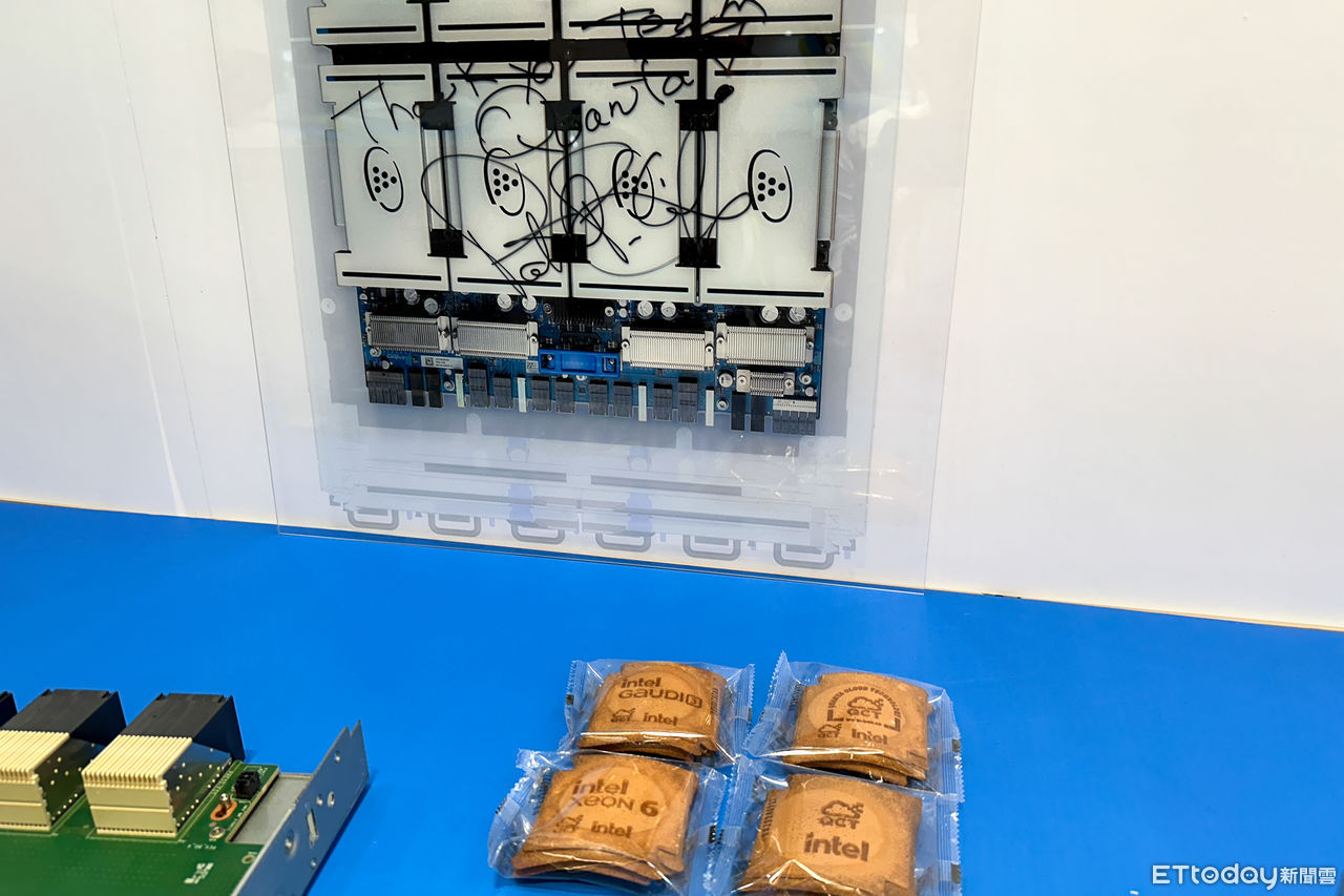 ▲廣達致贈英特爾「煎餅禮盒」，印製4個版本的餅乾圖示，包括英特爾的Gaudi 3晶片、Xeon 6處理器。（圖／記者楊絡懸攝）