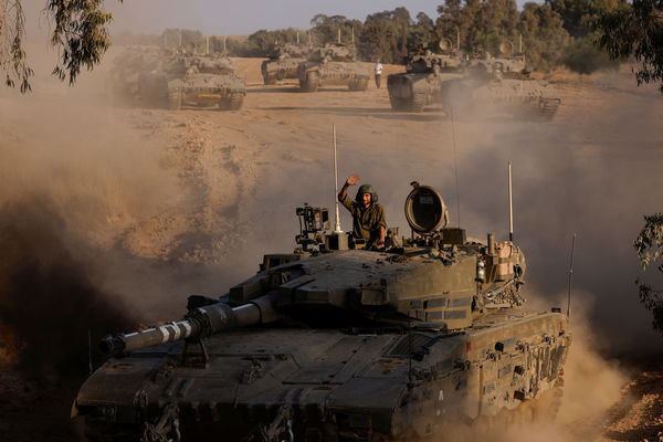 ▲▼2024年6月4日以色列和加薩邊境附近，一名以色列士兵在坦克做手勢。（圖／路透）