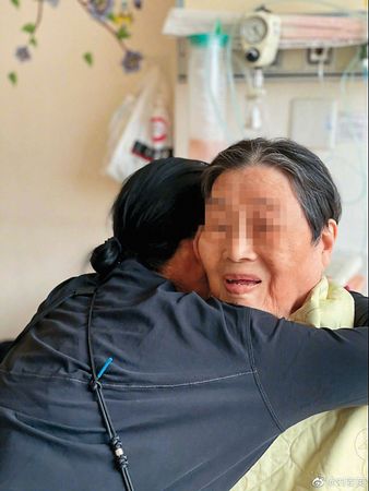 劉若英分享照顧祖母的心情，但被親友說曬出老人家的病容，對她的作法頗有微詞。（翻攝自劉若英微博）