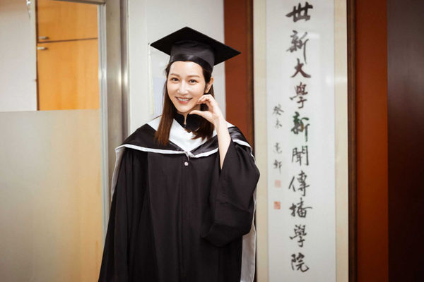 曾莞婷已從世新大學上海學院傳播管理學系碩士班畢業，更獲頒畢業生傑出表現獎。（圖／世新大學提供）
