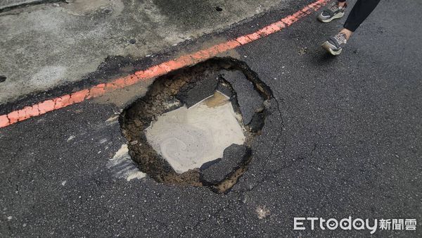 ▲大里出現路面凹陷。（圖／市議員江和樹提供）