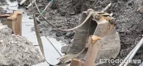 ▲▼      台東怪手鏟斗脫落，1工人當場遭砸死       。（圖／記者楊漢聲翻攝）
