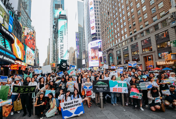 ▲▼青鳥登紐約時報廣場　500支持者聲援「民主火種」。（圖／主辦單位提供）