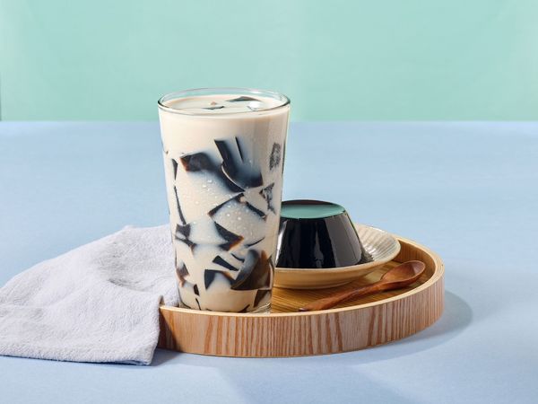 ▲▼OKCAFE近日也聯名元老級甜品「鮮芋仙」推出「招牌嫩仙草奶凍」。（圖／OKmart提供）