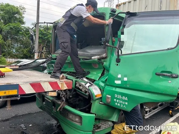 ▲▼高雄大貨車追撞拖板車！車頭嚴重凹陷　駕駛雙腿卡駕駛座。（圖／記者吳世龍翻攝）