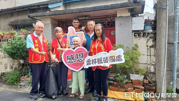 ▲雲林縣榮民服務處由總幹事許樹池與社區志願服務組長、榮欣志工及替代役，前往斗六市明德里關懷訪視散居在外年長榮。（圖／記者蔡佩旻翻攝）