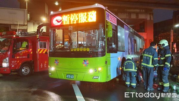 ▲北市萬華發生公車、腳踏車碰撞事故。（圖／記者黃彥傑翻攝）