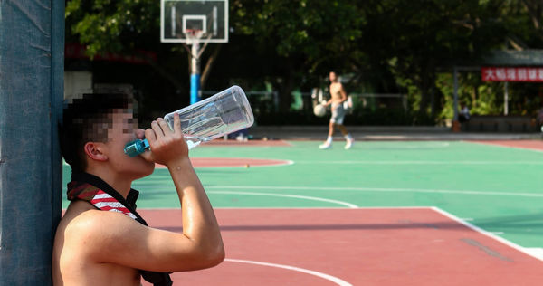 夏天劇烈運動後，若是瞬間灌下一大瓶冰水，恐怕會導致血管劇烈收縮，引發心血管危機。（示意圖／報系資料照）