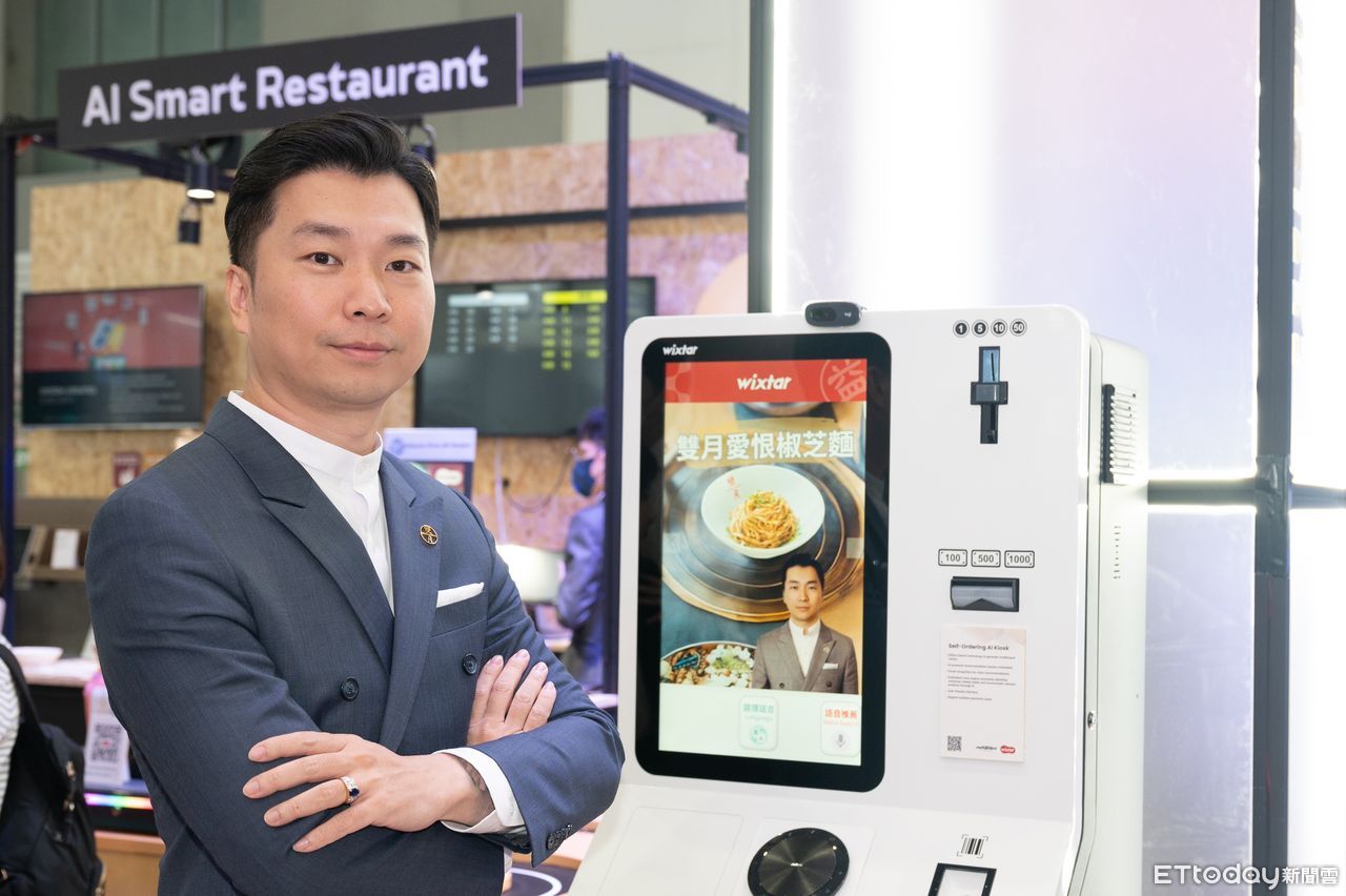▲雙月食品社社長賴永晟與全球唯一的AI Kiosk點餐機合影。（圖／明基佳世達集團提供）