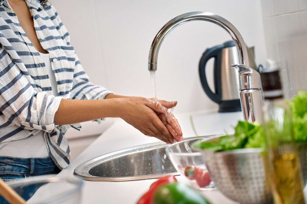 專家認為自製涼拌菜最安全，除了要徹底清潔雙手之外，也要注意使用的刀具、容器都要保持乾淨。（圖／123RF）