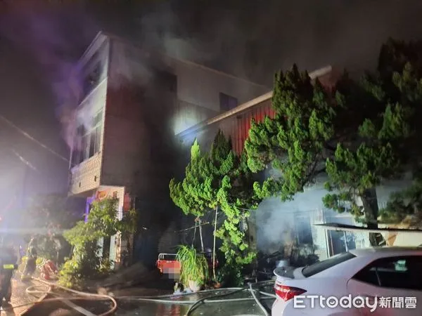 ▲▼高雄岡山一間民宅火警，1女無呼吸心跳。（圖／記者吳世龍翻攝）