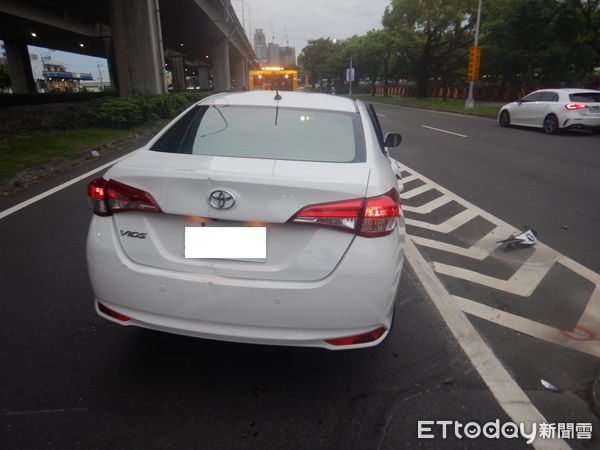 ▲▼台中女子駕車下匝道時自撞護欄，安全氣囊爆開，車頭損毀。（圖／民眾提供，下同）