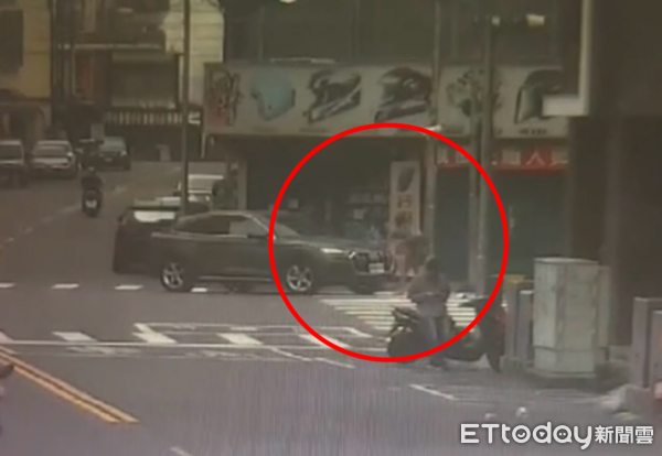 ▲行人地獄！高雄男過馬路遭左轉奧迪猛撞　噴飛倒地畫面曝。（圖／記者賴文萱翻攝）