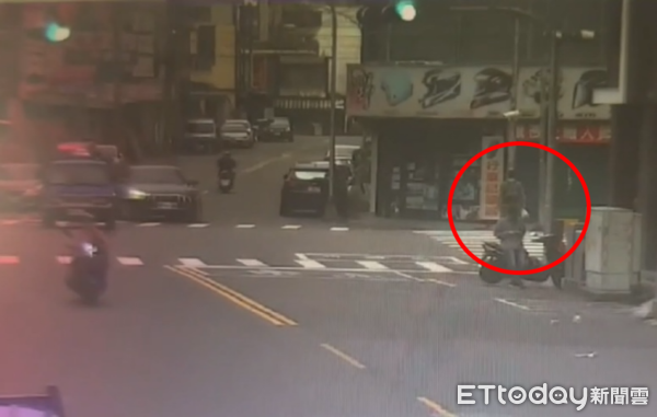 ▲行人地獄！高雄男過馬路遭左轉奧迪猛撞　噴飛倒地畫面曝。（圖／記者賴文萱翻攝）