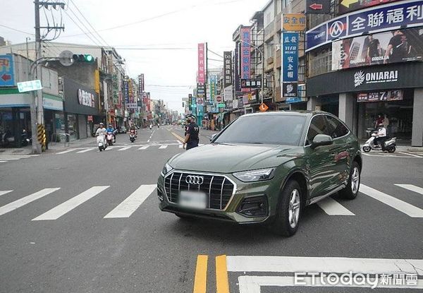 ▲行人地獄！高雄男過馬路遭左轉奧迪猛撞　噴飛倒地畫面曝。（圖／記者賴文萱翻攝）