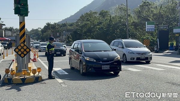 ▲▼花蓮新城警方為因應端節人車潮，於重要路口、景點設崗哨疏導交通。（圖／新城警分局提供，下同）