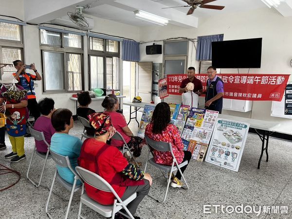 ▲端午節期間常發生許多吃肉粽不慎導致呼吸道哽塞之意外狀況，因此南消二大隊官田消防分隊藉著社區活動的舉辦，積極且加強力道投入社區服務宣導活動，以提高社區成員的急救知識和應變能力。（圖／記者林東良翻攝，下同）