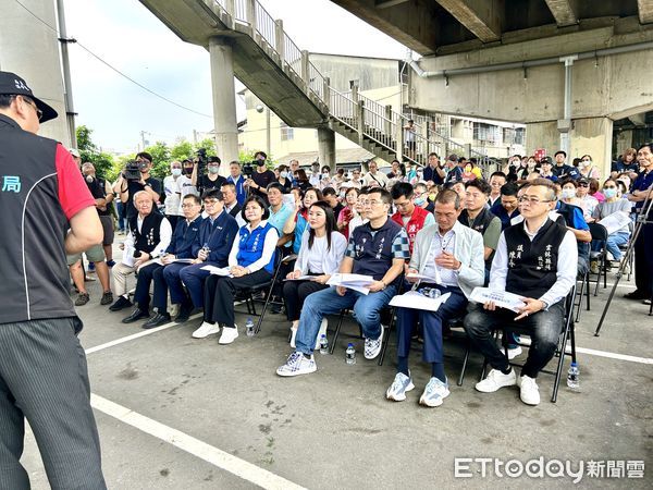 ▲雲林斗六鐵路高架化推動進度牛步，歷經3位交通部長都沒進展，立法委員張嘉郡今日邀集相關單位辦理會勘，統合交通部、台鐵公司與雲林縣政府等多方意見。（圖／記者蔡佩旻攝）