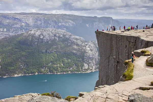 ▲▼挪威著名旅遊景點聖壇岩（Preikestolen，又譯布道台）曾是好萊塢巨星湯姆克魯斯主演電影《不可能的任務》的取景地。（圖／達志影像／美聯社）